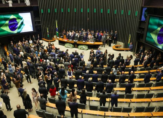O presidente do Congresso, senador Davi Alcolumbre, o presidente da Câmara, deputado Hugo Motta, o presidente do STF, Edson Fachin, e o ministro da Casa Civil, Rui Costa, participam da sessão de reabertura dos trabalhos do Congresso Nacional. Foto: Fabio Rodrigues-Pozzebom© Fabio Rodrigues-Pozzebom/Agência Brasil Versão em áudio O presidente Luiz Inácio Lula da Silva disse que seu governo venceu o ceticismo e terminou o ano de 2025 com avanços e números recordes. É o que consta na Mensagem ao Congresso Nacional, entregue nesta segunda-feira (2), durante sessão solene que marca a retomada dos trabalhos legislativos, após o recesso.