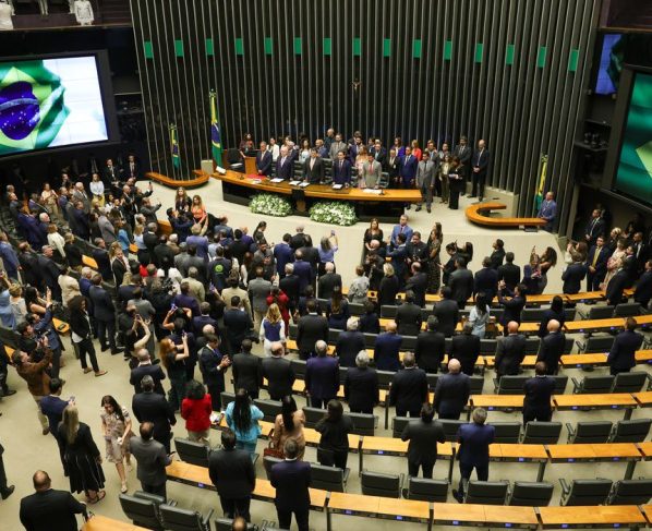 O presidente do Congresso, senador Davi Alcolumbre, o presidente da Câmara, deputado Hugo Motta, o presidente do STF, Edson Fachin, e o ministro da Casa Civil, Rui Costa, participam da sessão de reabertura dos trabalhos do Congresso Nacional. Foto: Fabio Rodrigues-Pozzebom© Fabio Rodrigues-Pozzebom/Agência Brasil Versão em áudio O presidente Luiz Inácio Lula da Silva disse que seu governo venceu o ceticismo e terminou o ano de 2025 com avanços e números recordes. É o que consta na Mensagem ao Congresso Nacional, entregue nesta segunda-feira (2), durante sessão solene que marca a retomada dos trabalhos legislativos, após o recesso.