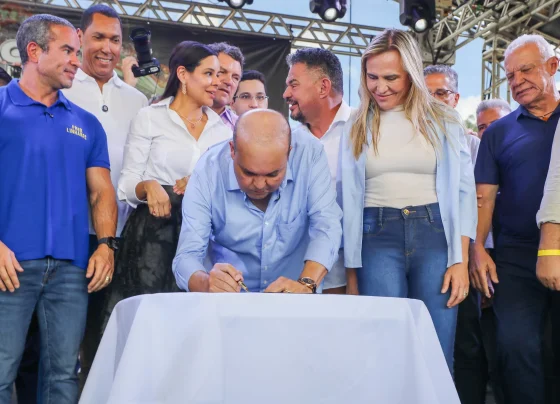 O governador Ibaneis Rocha assinou, neste sábado (28), o ato de renúncia do governo do DF