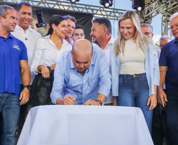 O governador Ibaneis Rocha assinou, neste sábado (28), o ato de renúncia do governo do DF