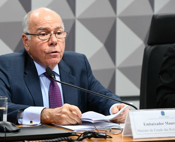 Em pronunciamento, à mesa, ministro de Estado das Relações Exteriores, Mauro Vieira.
