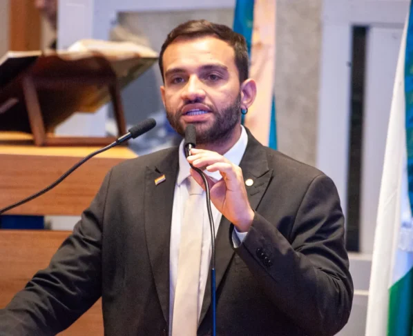 Deputado Fábio Felix protocola representação contra o governador Ibaneis Rocha no MPDFT.