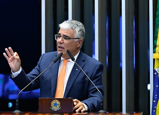 Em discurso, à tribuna,  senador Eduardo Girão (Novo-CE).