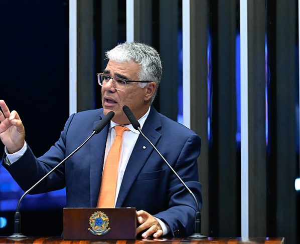 Em discurso, à tribuna,  senador Eduardo Girão (Novo-CE).