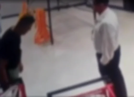 Imagens de câmera de segurança mostram momento em que seguranças do supermercado abordam delegado da PF suspeito de furto