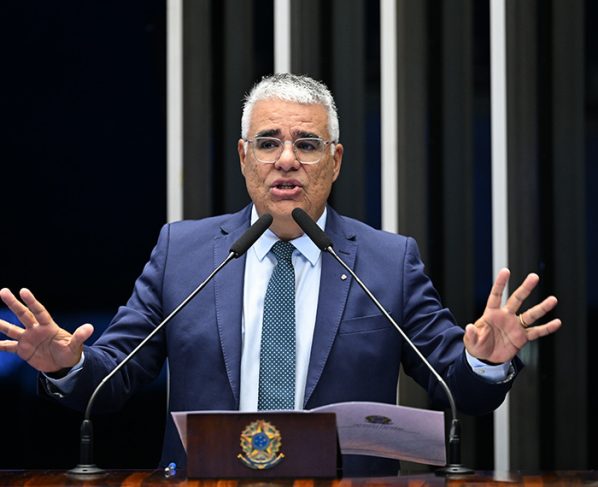 Em discurso, à tribuna, senador Eduardo Girão (Novo-CE).