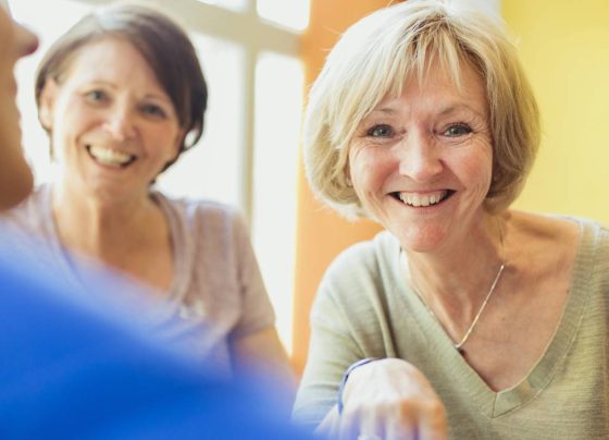 Lei garante que pessoas com 60 anos ou mais se livrem de dívidas, tenham proteção do salário e renegociem débitos