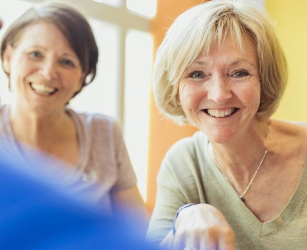 Lei garante que pessoas com 60 anos ou mais se livrem de dívidas, tenham proteção do salário e renegociem débitos