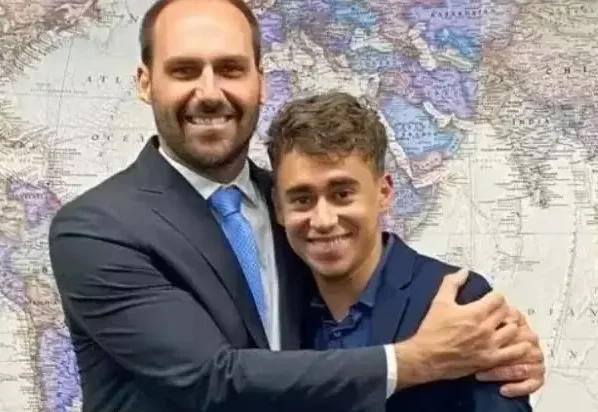 O ex-deputado Eduardo Bolsonaro e o deputado federal Nikolas Ferreira em imagem antiga nas redes sociais