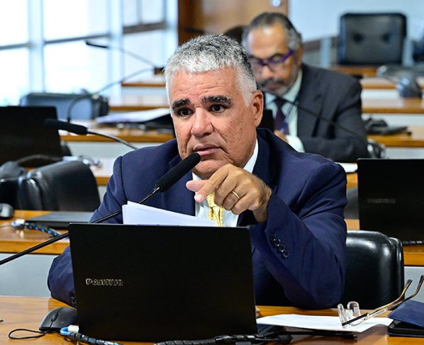 À bancada, em pronunciamento,  senador Eduardo Girão (Novo-CE).