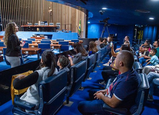 Fora do recesso parlamentar, as visitas ao Congresso Nacional podem ser realizadas em dias úteis (exceto terças e quartas-feiras), aos finais de semana e feriados, das 9h às 17h. A cada 30 minutos é iniciado um tour com no máximo 50 visitantes presentes.