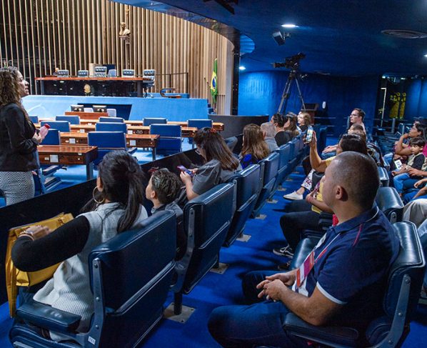 Fora do recesso parlamentar, as visitas ao Congresso Nacional podem ser realizadas em dias úteis (exceto terças e quartas-feiras), aos finais de semana e feriados, das 9h às 17h. A cada 30 minutos é iniciado um tour com no máximo 50 visitantes presentes.
