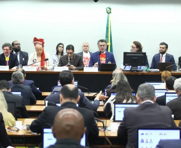 Discussão e votação do parecer do relator da comissão especial da escala 6x1