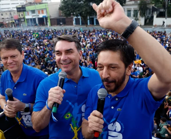 O governador de São Paulo, Tarcísio de Freitas (Republicanos), e o senador Flávio Bolsonaro (PL-RJ) participam da Marcha para Jesus