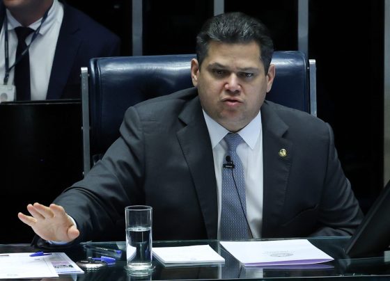 Presidente do Senado, Davi Alcolumbre, durante discurso contra STF