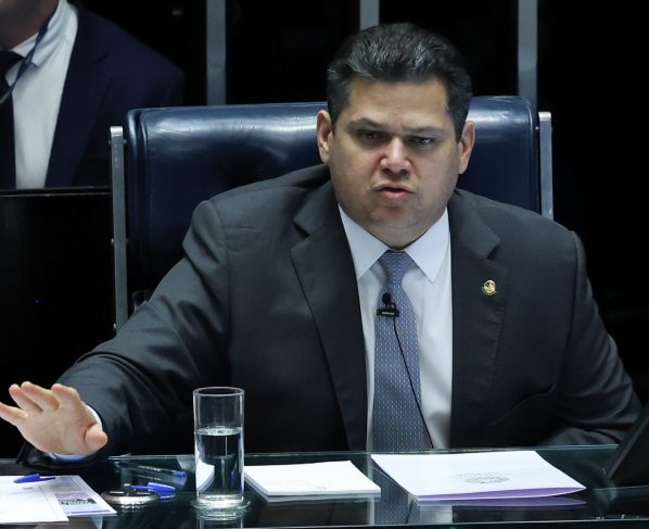 Presidente do Senado, Davi Alcolumbre, durante discurso contra STF