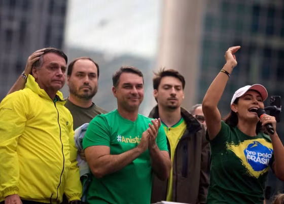 'Michelle se coloca como substituta de Flávio Bolsonaro na disputa eleitoral', diz analista