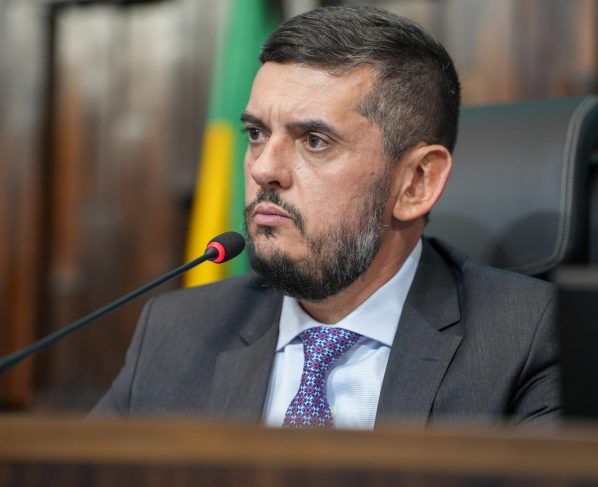Deputado Rodrigo Bacellar (União Brasil) sentado no seu gabinete de presidente da Assembleia Legislativa do Rio de Janeiro (Alerj)