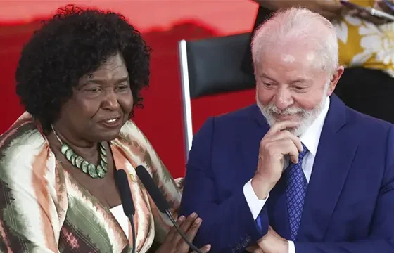 O presidente Luiz Inácio Lula da Silva, acompanhado da deputada Benedita da Silva, participa da celebração do Dia da Consciência Negra