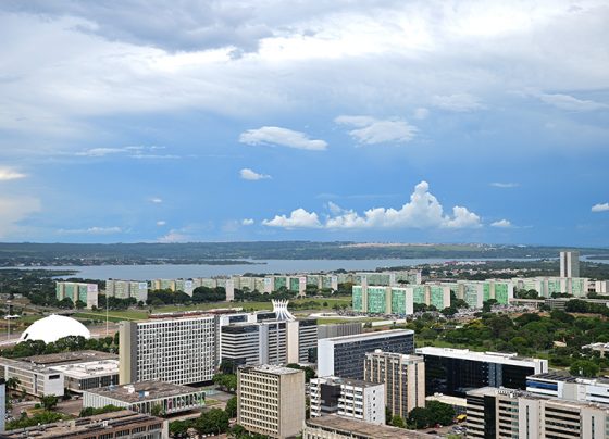 A Esplanada dos Ministérios está localizada no Eixo Monumental, via que corta o Plano Piloto no sentido leste-oeste. A área é um vasto gramado com 17 prédios de construção uniforme, que abrigam os ministérios, órgãos do Poder Executivo. Ao final, está o Congresso Nacional.