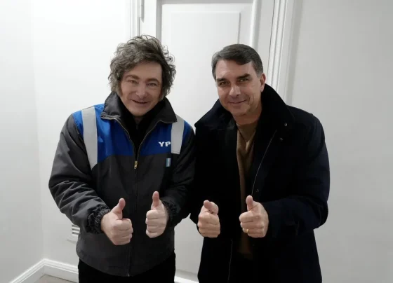 Imagem postada pelo presidente Javier Milei com o senador Flávio Bolsonaro.