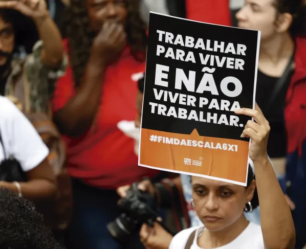 A redução da jornada de trabalho se constitui como uma das conquistas mais importantes para a classe trabalhadora do Brasil nas últimas décadas.