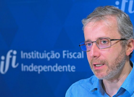 O RAF traz, mensalmente, avaliações conjunturais sobre a macroeconomia, receitas e despesas públicas, e o ciclo orçamentário. Duas vezes por ano, em maio e novembro, o RAF também traz atualizações das projeções macrofiscais da IFI para os próximos anos, na forma de cenários base, otimista e pessimista.