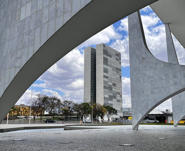 Sede das duas Casas do Poder Legislativo e um dos mais famosos cartões postais do Brasil, o Palácio do Congresso Nacional é composto por duas cúpulas e duas torres de 28 andares, que abrigam a Câmara dos Deputados e o Senado Federal.