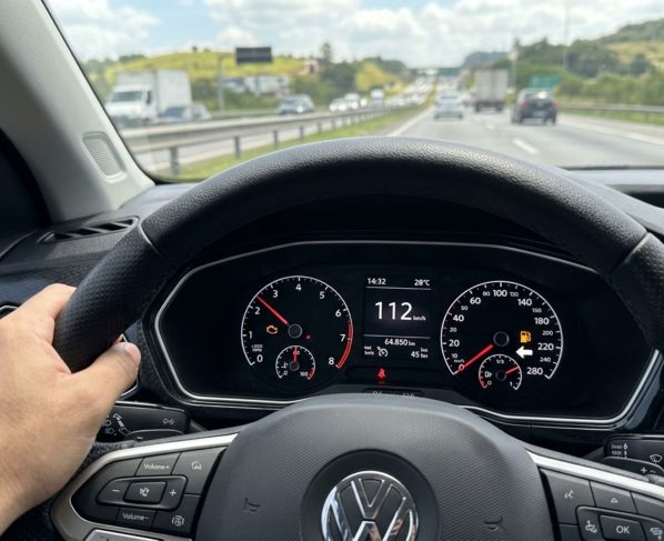 Por que a seta desenhada ao lado do símbolo da bomba de combustível no painel muda de lado dependendo do carro?
