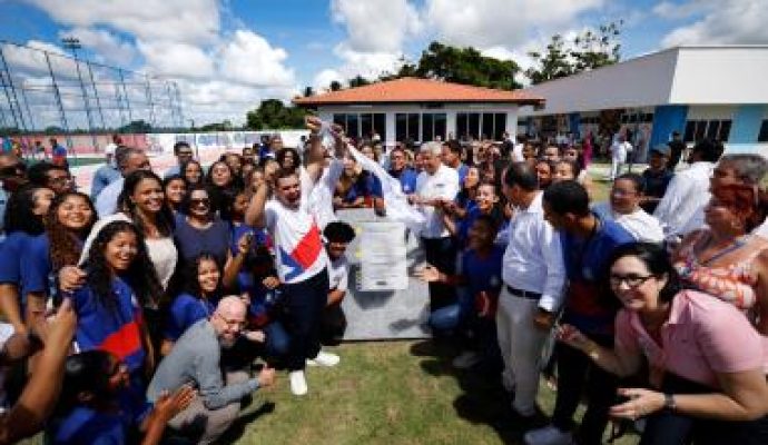Governo entrega escola modernizada e anuncia pacote de obras em